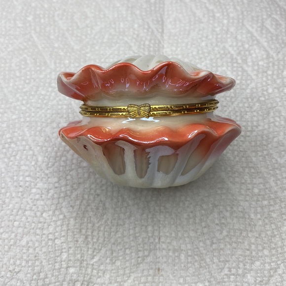 Vintage clam shell porcelain trinket box - Picture 3 of 4